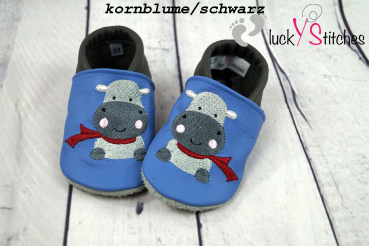 Lederpuschen Nilpferd mit Schal
